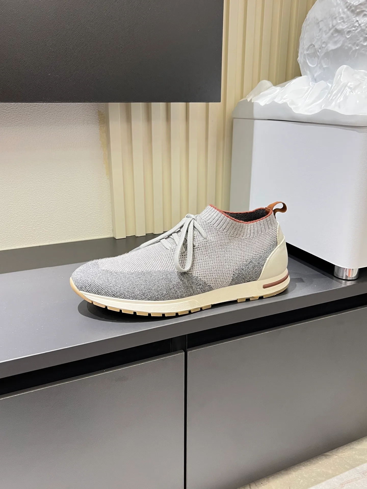 Men's Men's Shoes 💰p380 Loro Men's Shoes 💰piana/Noyo Piana 360 L Men's Shoes 💰p Flexy Walk Men's Sports Shoes These sports shoes are made of knitted wool uppers, and the heel is wrapped in smooth calf leather. Merino sheep are selected from Australia and New Zealand. The upper is machine-woven like a sweater, and then equipped with a white rubber outsole and a Kummel-colored sole. It is both beautiful and non-slip. The fabric is 100% cashmere and the insole is calf leather. It is super comfortable on the feet! Comes with full original packaging! Multiple colors available! Size: 38-44 (45 customized)